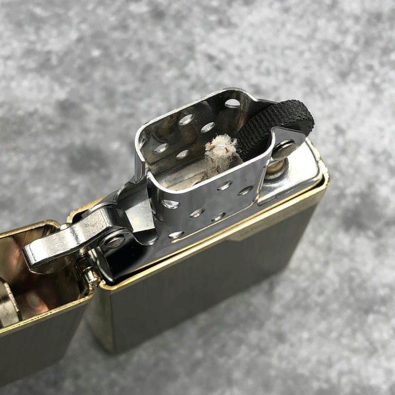 Bật lửa Zorro Ultimate Vân Dọc Viền Vàng - Z91328C - Hình ảnh 7